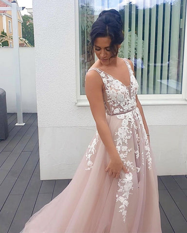 Magnifique robe de bal longue sans manches en tulle avec applications de dentelle et col en V