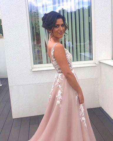 Magnifique robe de bal longue sans manches en tulle avec applications de dentelle et col en V