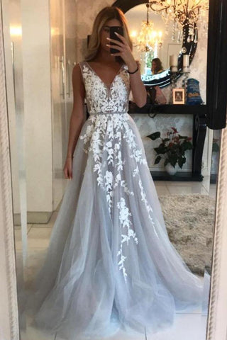 Magnifique robe de bal longue sans manches en tulle avec applications de dentelle et col en V