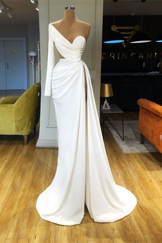 Magnifique robe de bal blanche asymétrique à manches longues fendues