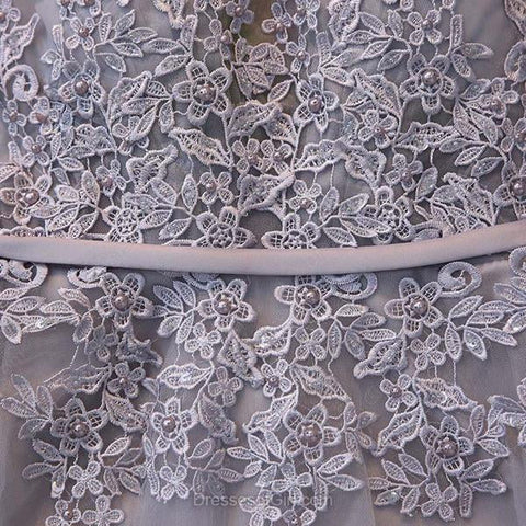 Vestidos de fiesta grises hasta la rodilla, de tul y encaje, corte en A, escote en V y apliques. 