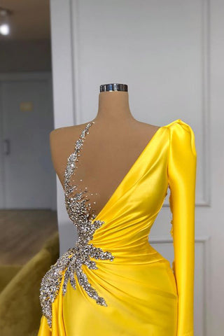 Robe de bal jaune vif à col illusion et manches bouffantes asymétriques.