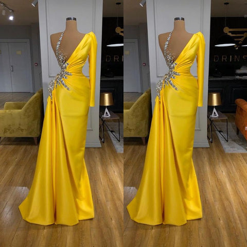 Robe de bal jaune vif à col illusion et manches bouffantes asymétriques.
