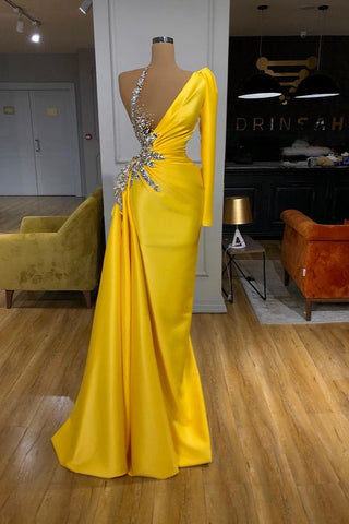 Robe de bal jaune vif à col illusion et manches bouffantes asymétriques.