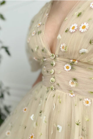 Robe de fiançailles trapèze à col en V, imprimé marguerites, longueur cheville, manches mi-longues, col montant, tulle boutonné et plissé