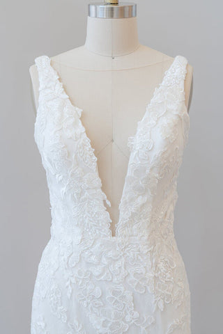 Long Mermaid V-neck Appliques Tulle Lace Wedding Dress