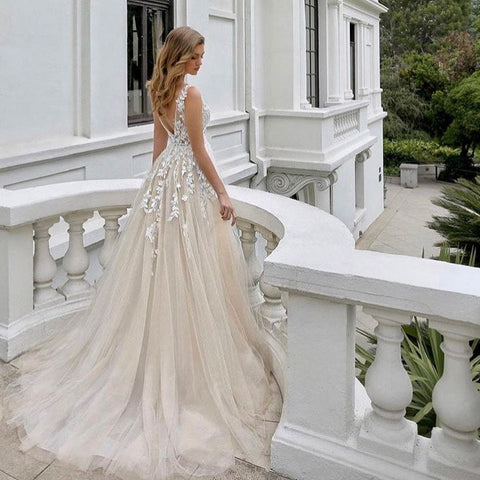 Luxury Long A-line V-neck Tulle Sleeveless Backless Wedding Dress with Lace
