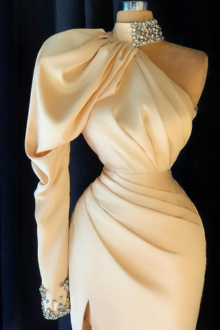 Vestido de sirena moderno de corte sirena con cuello alto, manga larga y cristales, con abertura.