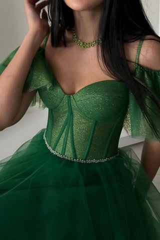 Vestido de fiesta moderno largo de corte A, verde, con hombros descubiertos, tul y escote corazón con detalles brillantes.