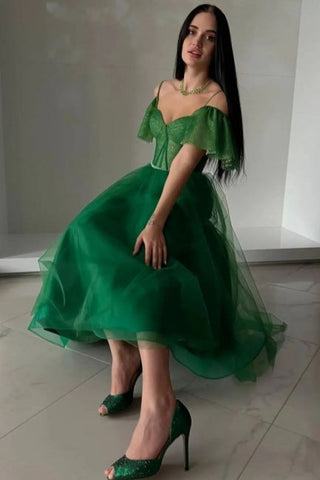 Vestido de fiesta moderno largo de corte A, verde, con hombros descubiertos, tul y escote corazón con detalles brillantes.
