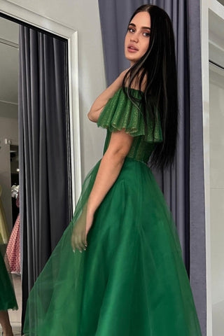 Vestido de fiesta moderno largo de corte A, verde, con hombros descubiertos, tul y escote corazón con detalles brillantes.