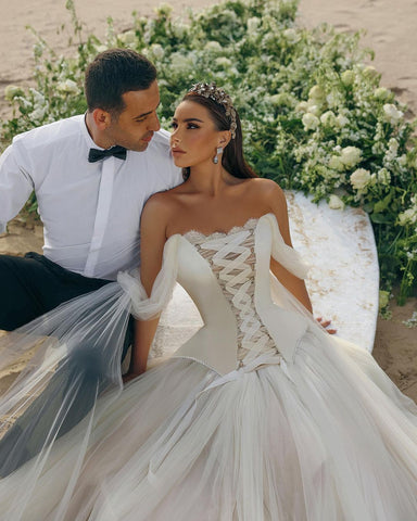 Robe de mariée moderne longue en tulle, coupe trapèze, épaules dénudées, sans manches, corset.