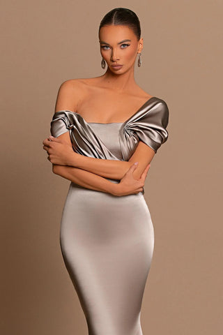 Vestido de fiesta largo de sirena moderno con hombros descubiertos y cola