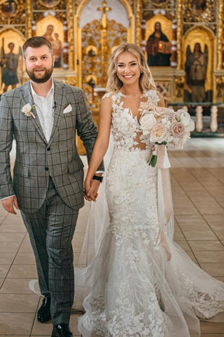 Robe de mariée sirène longue moderne sans manches ornée d'appliques en dentelle
