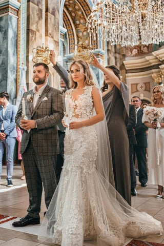 Robe de mariée sirène longue moderne sans manches ornée d'appliques en dentelle