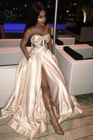 Vestido largo de fiesta moderno con abertura, apliques y escote corazón.