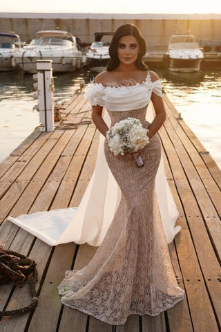 Vestidos de novia modernos de corte sirena con hombros descubiertos y encaje