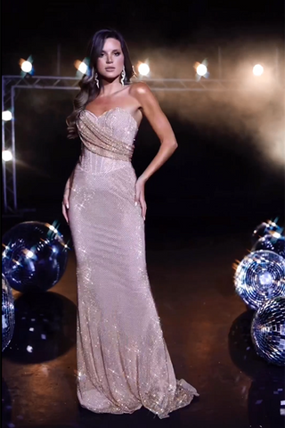 Vestido de noche sirena moderno rosa con hombros descubiertos, lentejuelas y sin mangas