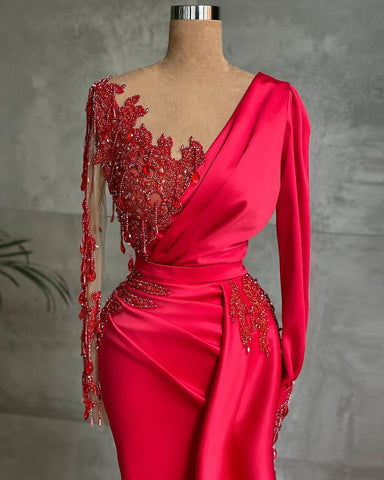 Vestido de noche rojo estilo sirena moderno, con apliques de encaje, volantes y manga larga.