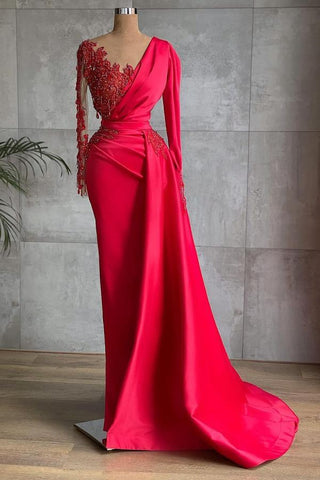 Vestido de noche rojo estilo sirena moderno, con apliques de encaje, volantes y manga larga.