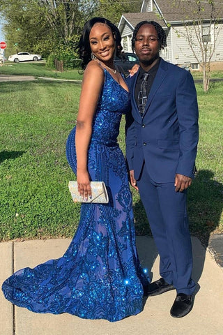 Vestido de sirena sin mangas con escote halter en V, lentejuelas y corte modesto.