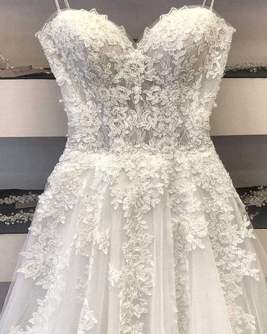 Vestido de novia modesto de corte largo en A, escote corazón, encaje y tul