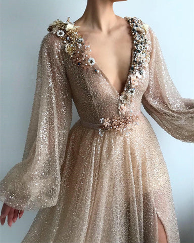 Robe de bal sobre longue, trapèze, col en V, sequins et fente.