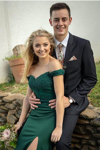 Robe de bal sirène longue et modeste, épaules dénudées, ornée d'appliqués en dentelle et fendue.