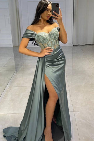 Vestido de fiesta largo y modesto de satén estilo sirena con hombros descubiertos y abertura
