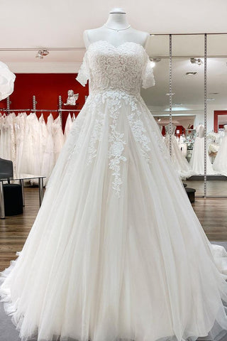 Vestido de novia largo y modesto estilo princesa con hombros descubiertos, tul y encaje