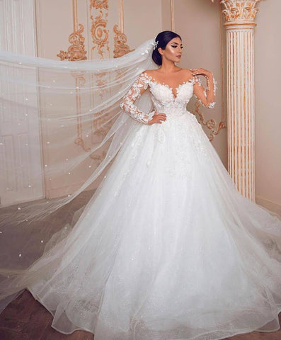 Robe de mariée longue et sobre de style princesse, en tulle et dentelle, avec manches