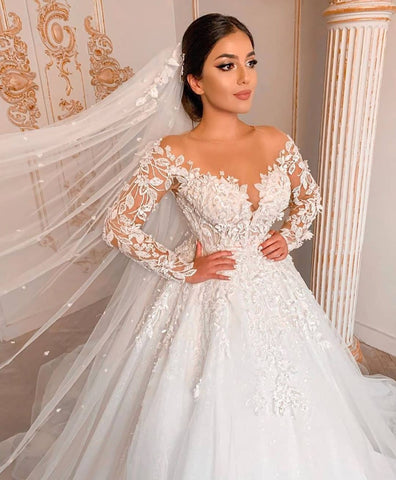 Robe de mariée longue et sobre de style princesse, en tulle et dentelle, avec manches