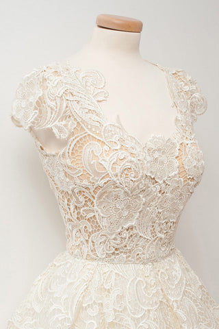 Vestidos cortos de fiesta de encaje con escote redondo y corte en A, mangas casquillo. 