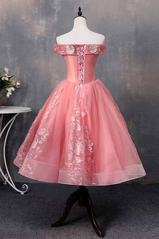 Vestido corto de fiesta de quinceañera con apliques, corte en A y hombros descubiertos.