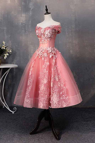 Vestido corto de fiesta de quinceañera con apliques, corte en A y hombros descubiertos.