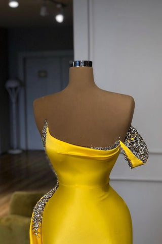 Robe de bal asymétrique jaune vif à sequins Mentallic avec surjupe et épaule dénudée.