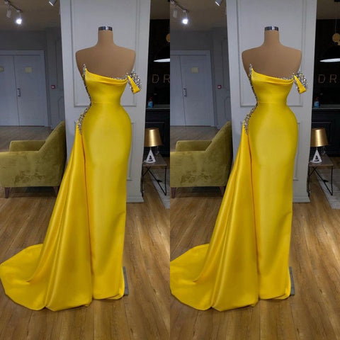 Robe de bal asymétrique jaune vif à sequins Mentallic avec surjupe et épaule dénudée.