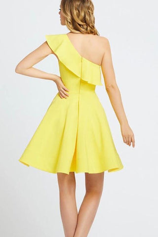 Vestido corto de fiesta amarillo con volantes y un solo hombro, modelo PD342