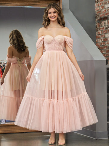 Robe de bal trapèze en tulle rose poudré, décolleté cœur, longueur thé