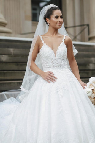 Princess White A-line V-neck Sleeveless Wedding Dresses With Lace