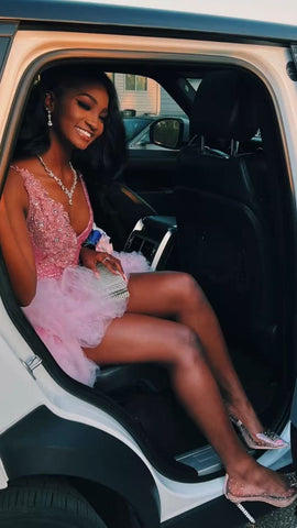 Vestido corto rosa con escote en V, ideal para fiestas de bienvenida, con volantes de tul en la parte inferior. Perfecto para cumpleaños. Modelo F1069.