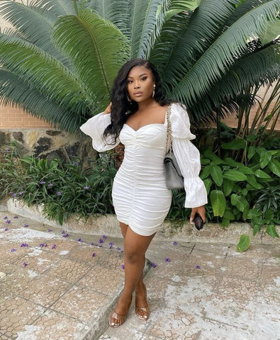 Robe courte blanche indépendante à col carré et manches pétales, jupe drapée, idéale pour un 18e anniversaire ou une soirée de bal (Y646)