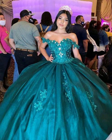 Vestido de quinceañera con hombros descubiertos y brillos, modelo Y608