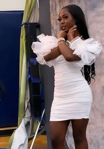 Vestido blanco corto de fiesta de bienvenida con hombros descubiertos y mangas mariposa, con volantes, ideal para el 18 cumpleaños (modelo Y648).