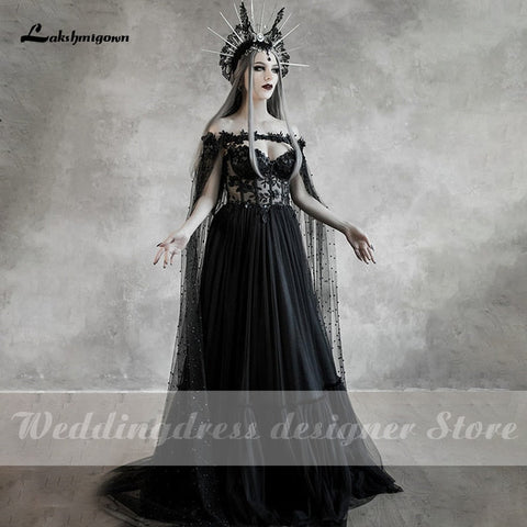 Robe de mariée noire style gothique de conte de fées Baoleely Lakshmigow avec corsage corset à coupes, robe de mariée fantaisie, cape de mariage d'Halloween