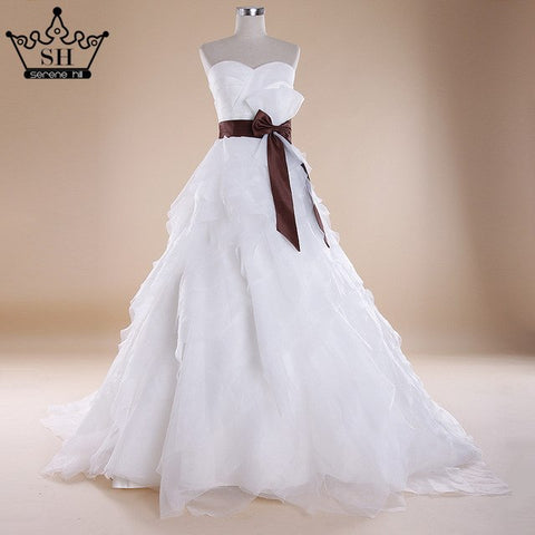 Vestido de novia de corte princesa con falda de tul, cuentas y cristales.