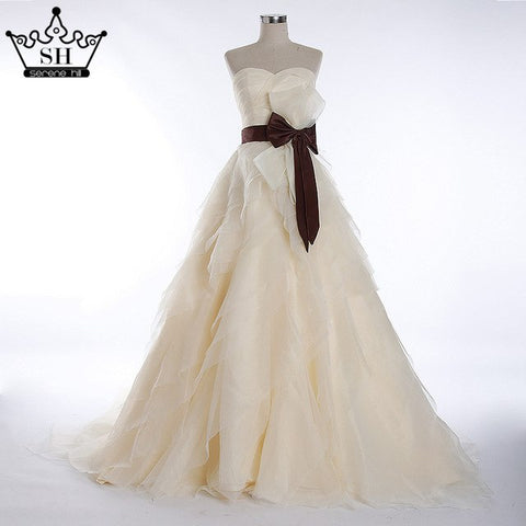 Vestido de novia de corte princesa con falda de tul, cuentas y cristales.