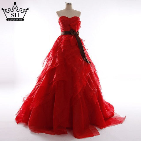 Vestido de novia de corte princesa con falda de tul, cuentas y cristales.