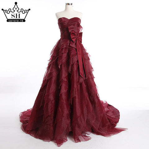 Vestido de novia de corte princesa con falda de tul, cuentas y cristales.