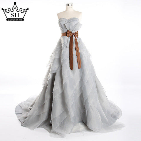 Vestido de novia de corte princesa con falda de tul, cuentas y cristales.